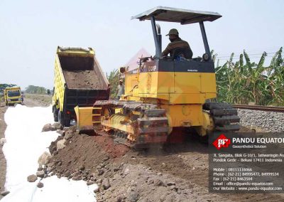 Pemasangan geocomposite pada jalur kereta api