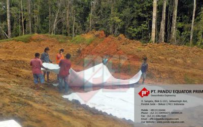 Pemasangan Non Woven Geotextile di Jalan Lintas Kabupaten Tanah Merah, Oksibil – Papua