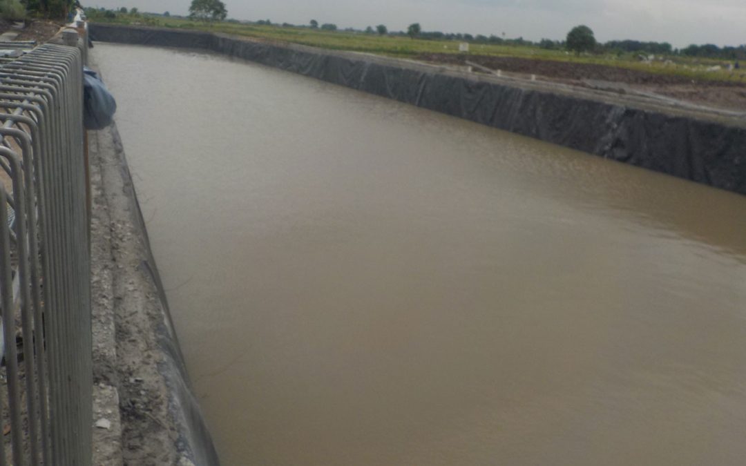 Pemasangan Geomembrane Pada Proyek Embung di Bekasi