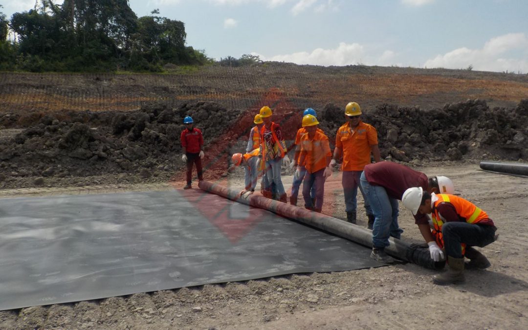 Pemasangan Geomembrane HDPE Pada Proyek Pembangunan Waterway Segmen 1 di Kalimantan Selatan