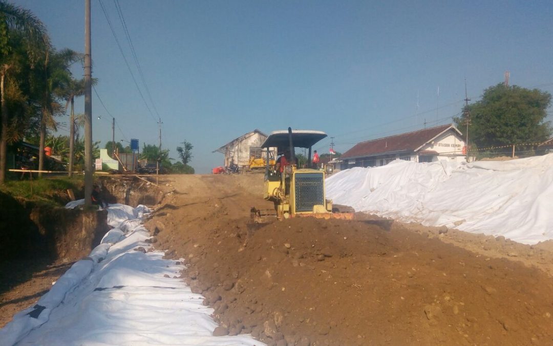 Dokumentasi Installasi Non Woven Geotextile Pada Proyek Pembangunan Jalur Ganda Kereta Api KM 265+ 250 Antara Stasiun Kemiri dan Stasiun Palur