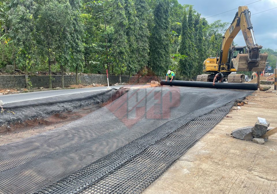 Dokumentasi Instalasi Geogrid Biaxial Pada Proyek Revitalisasi Jalan Raya di Ciamis