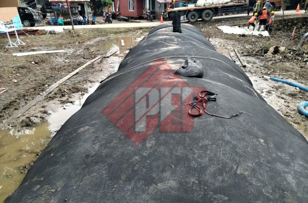 Dokumentasi Pemasangan Geotextile Tube Sebagai Tanggul Darurat di Kalimatan