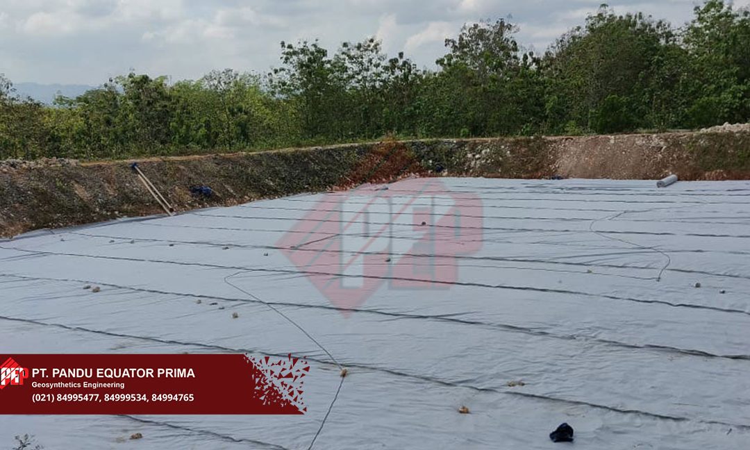 Proses Instalasi Non Woven Geotextile & Geomembrane HDPE Pada PRoyek Agrikultur di Jawa Barat