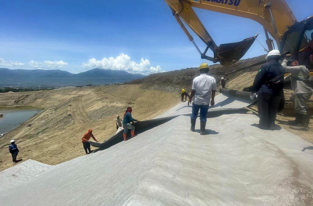Dokumentasi Pemasangan Geosynthetic Clay Liner Pada Proyek Landfill di Sulawesi