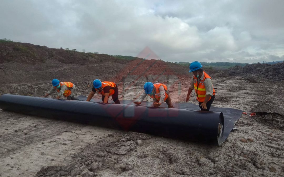 Dokumentasi Instalasi Geomembrane HDPE Pada Proyek Waterway