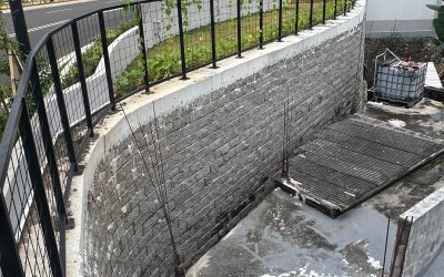 Aplikasi Geotextile Woven pada Hauling Mining RoadSegmental Retaining Wall: Solusi Struktural Andal untuk Menopang Tanah di Sekitar Gedung