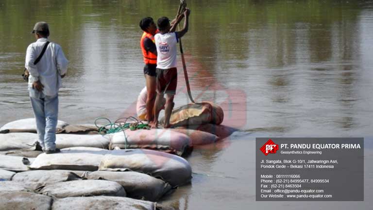 Pemasangan Geobag dari Tim Pandu Equator Prima