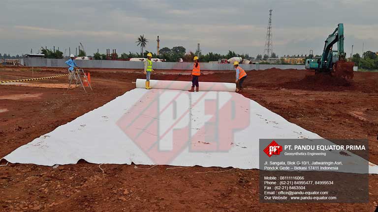 Pemasangan Geocomposite oleh Tim Pandu Equator Prima