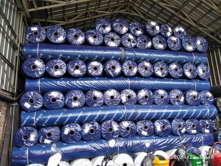 Gulungan Geocomposite Biru Tencate Tersusun Rapi di Gudang