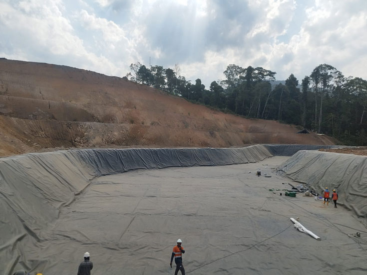 Umur Layanan Geomembrane dalam Aplikasi Lapangan: Evaluasi Mekanisme Degradasi, Standar Pengujian, dan Prediksi Durabilitas Desain